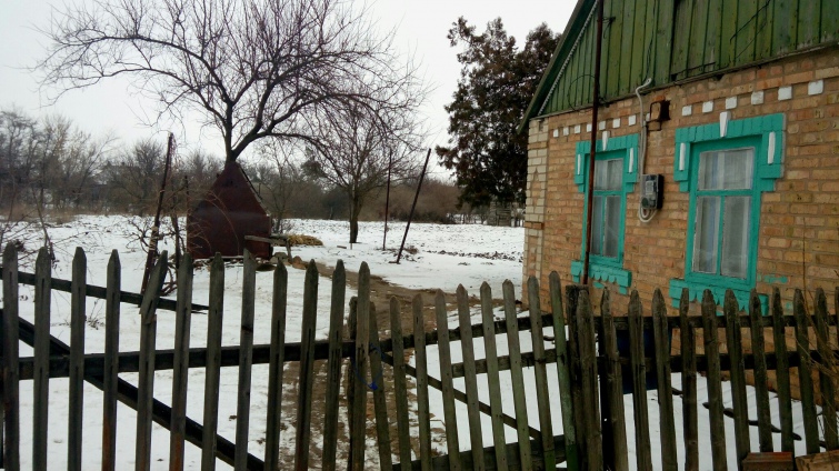 Хатина Ганни Горбань наче сирота на багатолюдній вулиці – здається покинутою та забутою